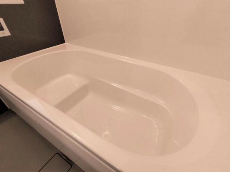 浴室 【リフォーム済】浴室は新品のハウステック製ユニットバスです。心地よい入浴を可能にした形状の浴槽は安全面を考慮し床に凹凸が付いています。浴槽はラウンドバスで様々な入浴スタイルを叶えながら節水を実現するベンチ付形状。