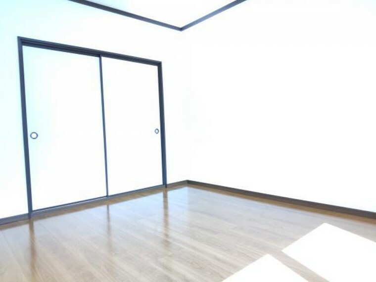 【リフォーム済】1階東側7帖和室は、洋室に間取り変更しました。床はフローリング仕上げ、壁天井のクロスを張替え、照明をLED照明に交換。