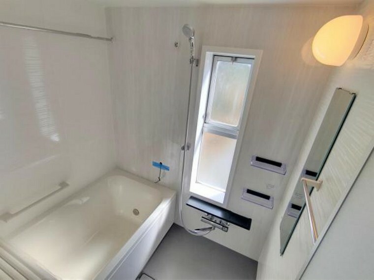 浴室 【リフォーム済】浴室は1坪タイプのハウステック製のユニットバスに新品交換しました。自動湯張り・追い焚き機能付きで、いつでも温かいお湯につかれます。