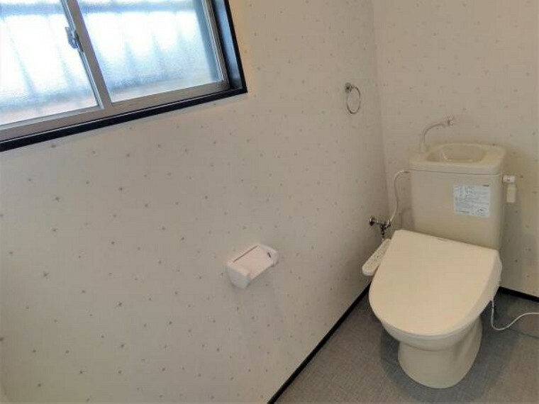 トイレ 【リフォーム済】トイレはTOSHIBA製の温水洗浄便座トイレに新品交換しました。壁・天井のクロス、床のクッションフロアも張り替えて、清潔感溢れる空間になりました。