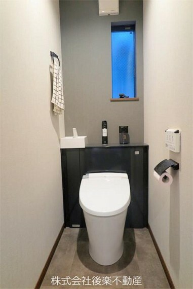 洗練されたモダンな印象のトイレ。トイレは1・3階にそれぞれ1か所ずつあります。