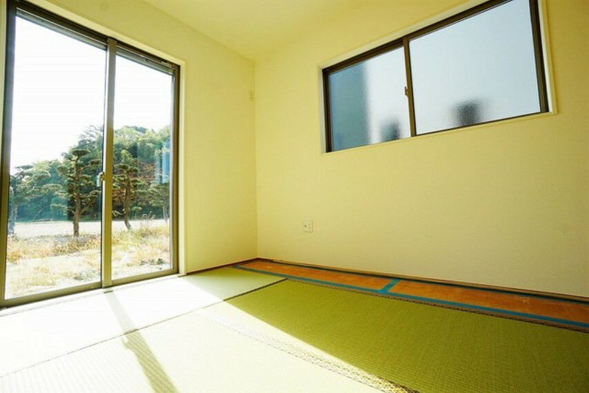 和室 リビング横には和室があり、くつろぎスペースや客間など、使い勝手が良く大活躍します。