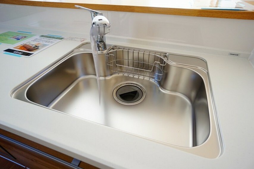 キッチン 広々とした凸型シンクに洗剤ポケットを標準装備。大きなお鍋など洗いやすいです＾＾洗剤や石鹸、スポンジもすっきりできる収納付き＾＾