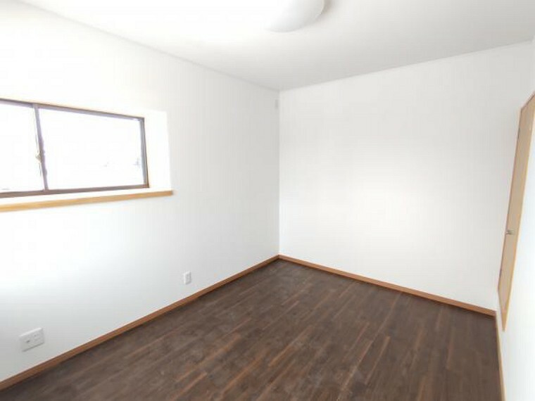【リフォーム中】2階洋室です。壁はクロス、床はクッションフロアで仕上げます。南側の居室なので陽当たりもいいですよ。
