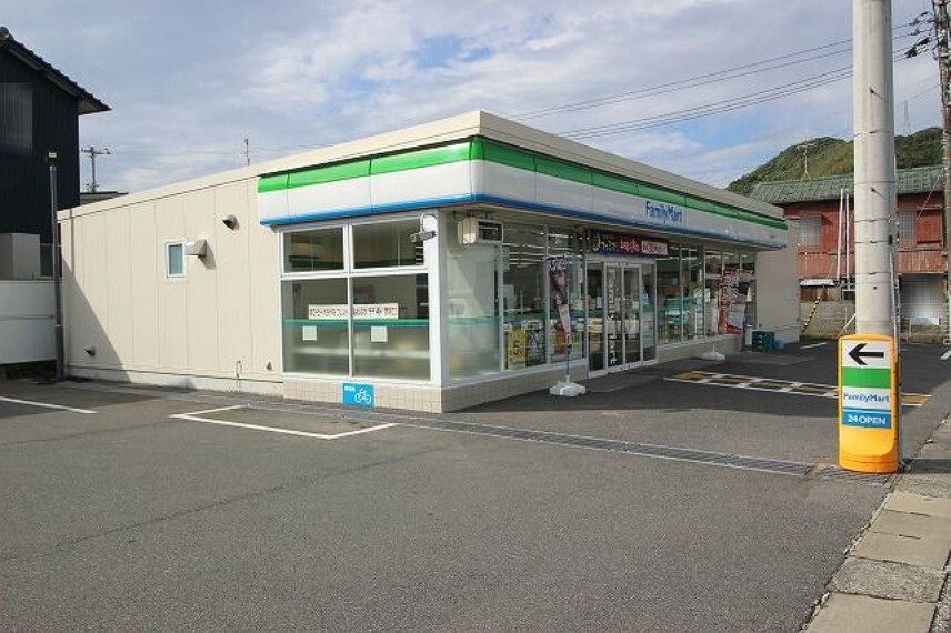 コンビニ 【コンビニエンスストア】ファミリーマート 高知十津店まで632m