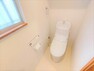トイレ 【リフォーム済】トイレはLIXIL製の温水洗浄機能付きに新品交換しました。表面は凹凸がないため汚れが付きにくく、継ぎ目のない形状でお手入れが簡単です。節水機能付きなのでお財布にも優しいですね。