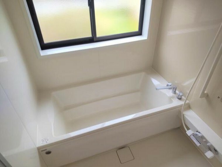 浴室 【リフォーム済】浴室はハウステック製の新品のユニットバスに交換しました。足を伸ばせる1坪サイズの広々とした浴槽で、1日の疲れをゆっくり癒すことができます。窓は複層ガラスに交換しました