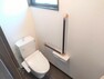 トイレ 【1階トイレ・リフォーム済】トイレはTOTO社製ウォシュレット機能付き便器に新品交換しました。お肌が直接触れる設備が新品なのは嬉しいですね。