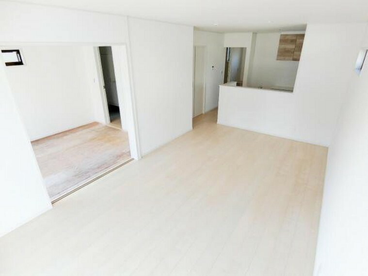 居間・リビング LDKには和室が隣接し、扉を開放して広い空間で寛いで頂けます。