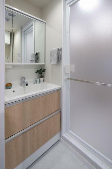洗面室は、三面鏡＆引き出し収納でスッキリお使いいただくことが出来ます。