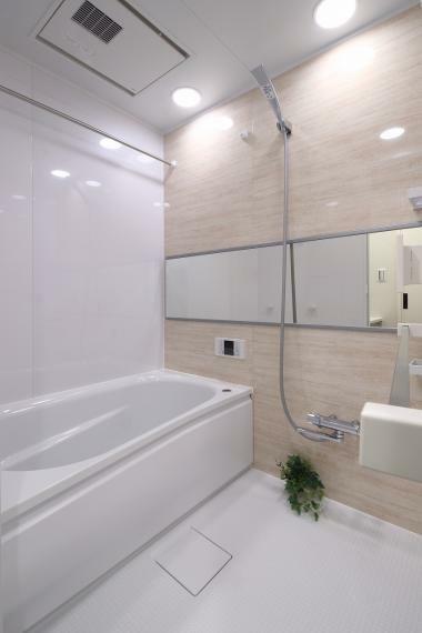 浴室 毎日の疲れを癒す浴室は白×木目調のユニットバス。