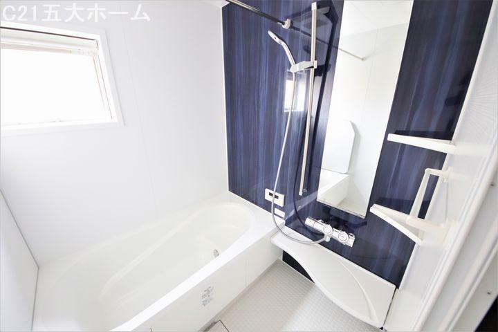 浴室 日々の疲れを癒しリフレッシュもできる浴室は機能性を取り入れた快適な使い心地。 こだわりのカラーパネルが上質な空間を演出し、心身ともに暖かく包み込みます。