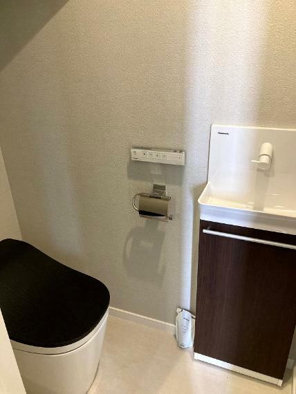 トイレ パナソニック製の自動洗浄トイレ「アラウーノ」が標準装備。（6号地撮影）