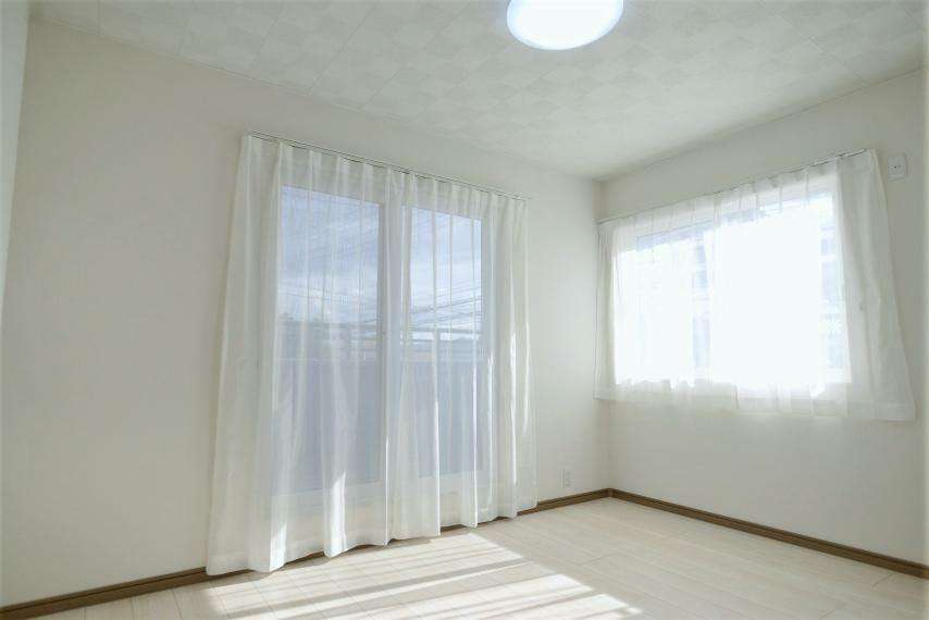 洋室 大きな窓からは暖かな陽光が広がり、お子様のお昼寝空間としてもお使いいただけます。