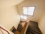 【リフォーム後写真】2階から階段を撮影しました。階段は天井・壁はクロスを張替えました。床はパンチングカーペットで仕上げました。
