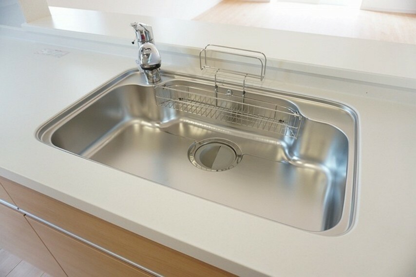 キッチン 同仕様写真。大きめの鍋も洗える使い勝手の良い異形シンク。水はねの音や食器が当たる音を大幅に軽減する静音仕様です。
