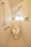 トイレ （同仕様写真） 温水洗浄便座仕様。小窓があり明るく通気性のあるトイレ。