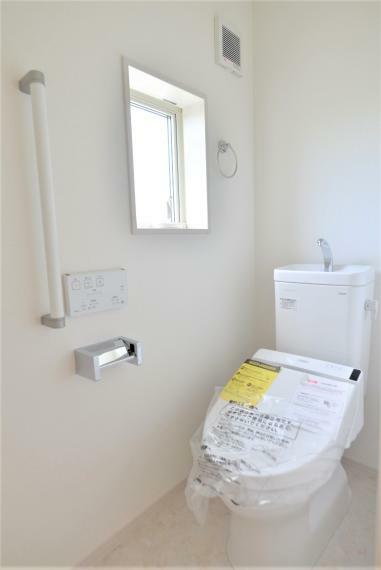 同仕様写真（内観） （同仕様写真） 温水洗浄便座仕様。小窓があり明るく通気性のあるトイレ。