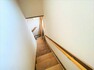 【リフォーム中写真】階段です。手すりがついていますので、急な階段の上り下りも楽ちんです。