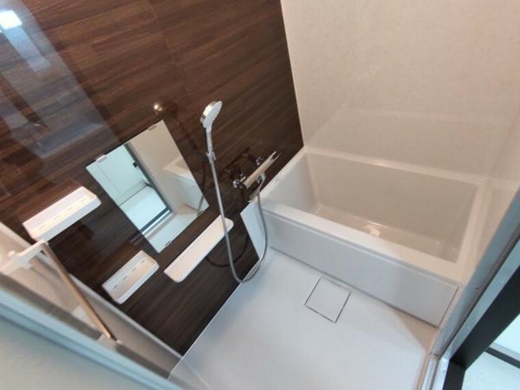 外観写真 【リフォーム済】浴室は新品のユニットバスに交換しました。浴槽には滑り止めの凹凸があり、床は濡れた状態でも滑りにくい加工がされている安心設計です。