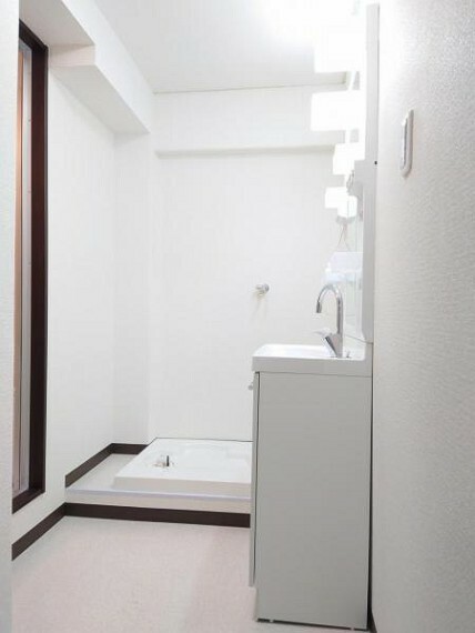 脱衣場 【リフォーム済】洗面室の写真です。床材の張替、クロスの張替、照明器具の交換、ドアの交換を行いました。通水の検査も完了しております。