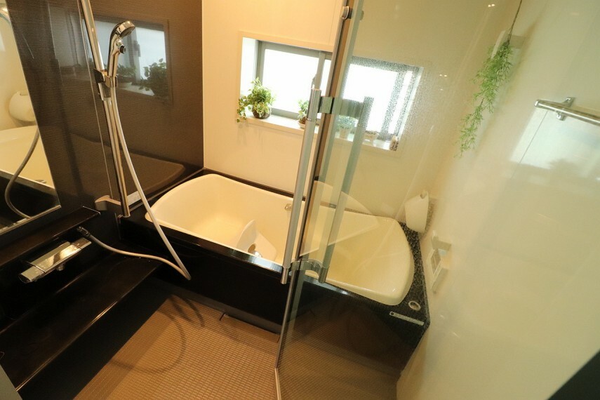 浴室 浴槽はクレードル浴槽。ヘッドレスト部分を高くして首当たりを気持ちよく、またぎ込み部分は低くして、入りやすさに配慮された設計です。※2階部分