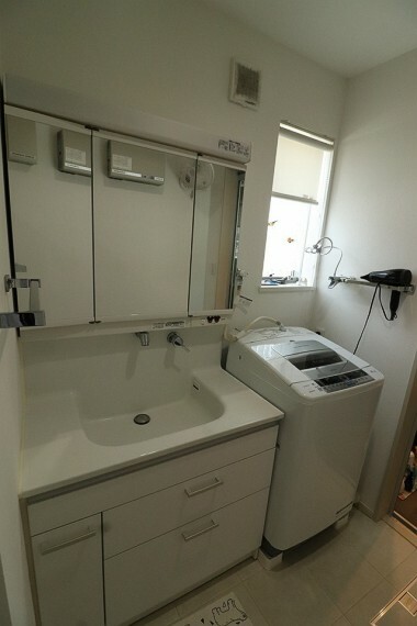 洗面化粧台 TOTO製のハンドシャワー付き洗面台。広い洗面ボウルでは楽にシャンプーや手洗い洗濯ができます。※2階部分