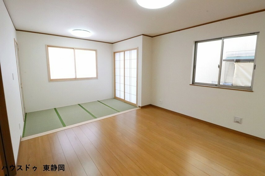 居間・リビング LDKは畳コーナーがあるのでくつろぎスペースとしても使用できます。