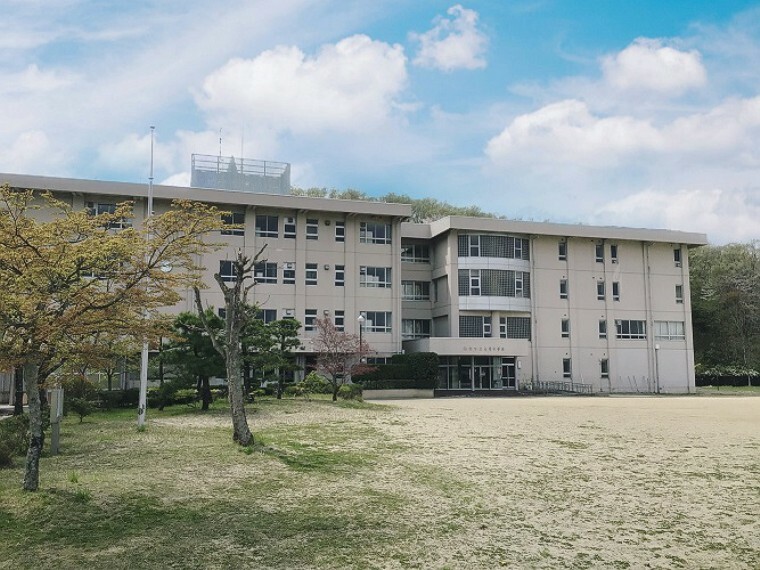 現地から2100m～2250m。　仙台市立寺岡中学校　主体的に行動する生徒の育成を目指しています。（約2,250m・徒歩29分）