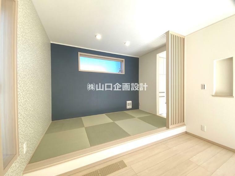 居間・リビング LDK＆畳コーナー　2022.02.11撮影  畳コーナーは小上がりのようになっていてLDKの床より少し高くなっています。高低差が生まれ立体的なメリハリのある個性的な空間を楽しめます。