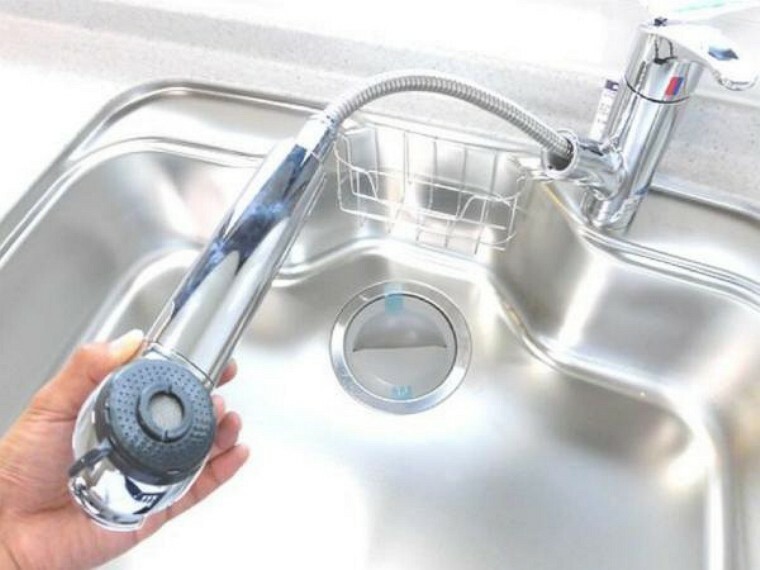 キッチン 【水栓金具】新品交換したキッチンの水栓金具はノズルが伸びてシンクのお手入れもラクラクです。水栓本体には浄水機能が内蔵されていて、おいしいお水をつくります。