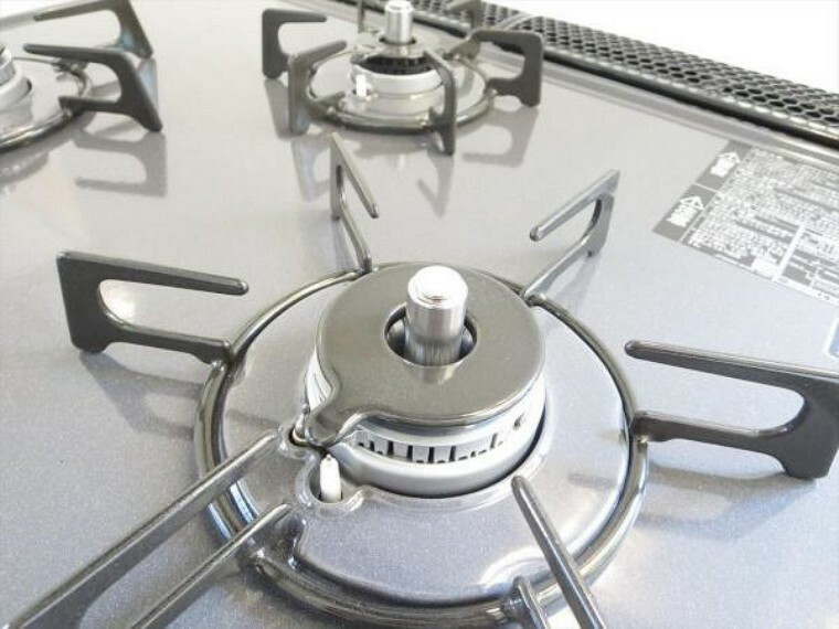 キッチン 【ガスコンロ】新品交換したキッチンは3口コンロで同時調理が可能。大きなお鍋を置いても困らない広さです。お手入れ簡単なコンロはうっかり吹きこぼしてもお掃除ラクラク。
