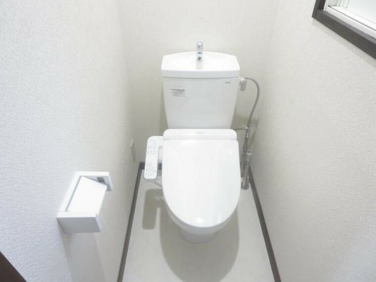トイレ 【トイレ】トイレはTOTOの温水洗浄機能付きに新品交換しました。キズや汚れが付きにくい加工が施してあるのでお手入れが簡単です。直接肌に触れるトイレは新品が嬉しいですよね。