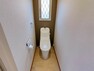 トイレ 【リフォーム済】トイレ　LIXIL製の温水洗浄便座トイレに新品交換しました。壁・天井クロス張替、床クッションフロア張替。毎日家族が使う場所なので、清潔感のある空間に仕上げました。