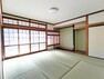 【リフォーム済】1階和室のお部屋です。南側広縁付きで日中はポカポカ陽当り良く、畳のいぐさの香りに包まれます。お昼寝はほどほどに。