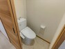 トイレ 【リフォーム済】トイレはTOTO製の温水洗浄便座に新品交換し、床クッションフロア張り替え、壁天井クロス張り替えを行いました。扉も引き戸タイプに変更したので無駄なスペース無くお使いいただけますよ。