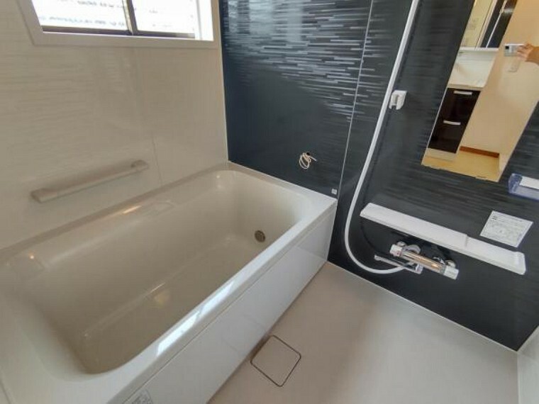 浴室 【同仕様写真】housetec製のユニットバスへ交換します。1坪タイプでゆっくりと足が延ばせます。フロントパネルはグレー系の落ち着く色合いとなります。