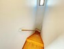 【リフォーム後写真/階段】2階から1階に向かって撮影しました。安全に配慮して手すりを新設しました。壁紙を張り替えてワックスがけで仕上げました。
