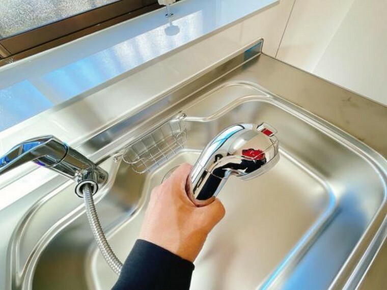 【リフォーム後写真/キッチン水栓】新品交換したキッチンの水栓金具はノズルが伸びてシンクのお手入れもラクラクです。水栓本体には浄水機能が内蔵されていて、おいしいお水をつくります。