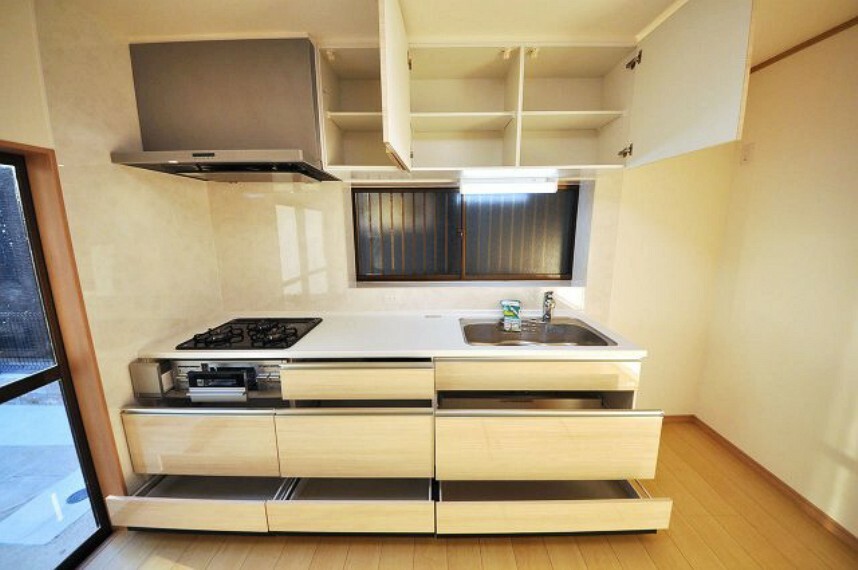 キッチン 大きな調理器具もすっきりと収まるスライド式のキッチン収納。床下収納庫や上部に吊戸棚があります。