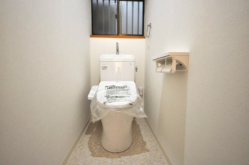 トイレ 1階トイレ。温水洗浄便座を新調するなどピカピカにフルリフォーム済みです。