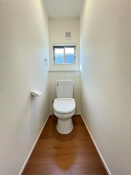 トイレ ウォシュレット付トイレです。窓も付いており換気も出来ます。