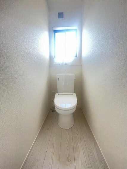 トイレ ウォシュレット付トイレです。窓も付いており換気も出来ます。