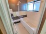 専用部・室内写真 【リフォーム済】浴室は新品のユニットバスを設置しました。足を伸ばせる1坪サイズの広々とした浴槽で、1日の疲れをゆっくり癒すことができますよ。