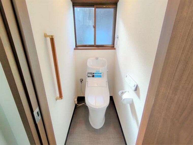 専用部・室内写真 【リフォーム済】トイレはLIXIL製の温水洗浄機能付きに新品交換しました。キズや汚れが付きにくい加工が施してあるのでお手入れが簡単です。直接肌に触れるトイレは新品が嬉しいですよね。