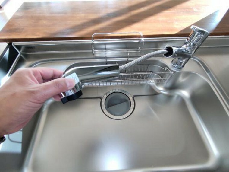 キッチン 【リフォーム済】新しく設置したキッチンにはシャワーホース付の水栓金具が設置されています。シンクの掃除などもやりやすいですね。