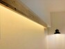【リフォーム後＿間接照明】リビングの壁の一面には、間接照明を新設いたしました。リビング照明を消し、間接照明をつけることで落ち着いた空間を演出できます。