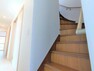 【リフォーム済】階段には手すりを新規で設け、ステップ部分には滑り止めをつけました。上り下りも安心ですね。
