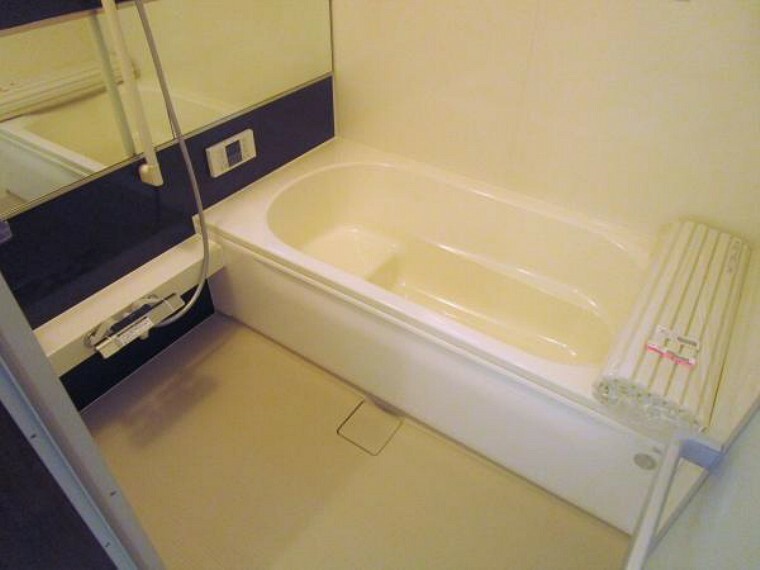 浴室 【リフォーム済】ユニットバスはハウステック社製の新品に交換しました。自動お湯張り・追い焚き機能付きで操作もラクラク行えます。足を伸ばせる1坪サイズの浴槽で、一日の疲れをゆっくり癒すことが出来ますよ。
