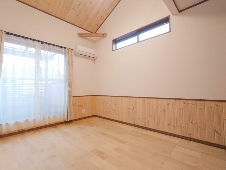 洋室 勾配天井で開放感のある居室。ベッドに横たわると、一面に広がるやさしい木の風合い。木材には調湿効果が備わっており、蒸し暑い夏には湿度を吸収し、乾燥する冬には湿度を放出。快適な空気環境を作り出してくれます。